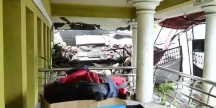 കുന്നത്തൂർ: ശക്തമായ മഴയിൽ തൈക്കാവ് മുക്കിൽ രണ്ടു നിലകളുള്ള കട ഇടിഞ്ഞ് താഴ്ന്നു, 25 ലക്ഷം രൂപയുടെ നഷ്ടം