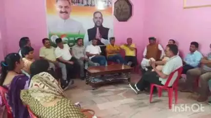 बड़सर: मुख्यमंत्री के प्रस्तावित दौरे को लेकर कांग्रेस कार्यकर्ताओं ने बड़सर में की बैठक