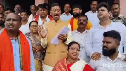 नीमडीह: लाकडी में राज्य रक्षा मंत्री संजय सेठ ने ग्रामीणों के साथ की बैठक