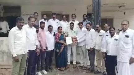 రామారెడ్డి: గంగమ్మ వాగు బ్రిడ్జి నిర్మాణాన్ని పూర్తి చేయాలని ఆర్‌అండ్‌బీ ఈఈకి బీఆర్ఎస్ నాయకులు వినతి పత్రం అందజేత