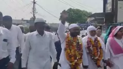 चौरई: चौरई नगर से हज यात्री हज के लिए रवाना, जगह-जगह किया गया इस्तकबाल