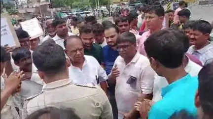 নবগ্রাম: নবগ্রামের পলসন্ডায় সড়ক দুর্ঘটনায় প্রাক্তন প্রধানের মৃত্যু,শোক মিছিল ঘিরে  অবরোধ, ঘটনাস্থলে পুলিশ ও বিধায়ক
