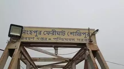 শান্তিপুর: শান্তিপুরের নৃসিংহপুরে ভাগীরথীর পাড় থেকে প্রকাশ্য দিবালোকে মাটি কেটে সাফ করছে মাটি মাফিয়ারা, আতঙ্কে এলাকাবাসী