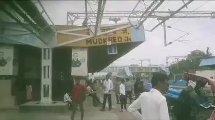 मुदखेड: रेल्वे स्टेशन येथे रेल्वे ट्रॅकवर ट्रॅक्टर ट्राॅली पलटी, सुदैवाने कुठलीही रेल्वे न आल्याने मोठा अनर्थ टळला