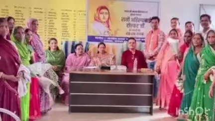 ढोलिया में भाजपाइयों द्वारा आयोजित जनपद पंचायत स्तरीय संगोष्ठी एवं महिला सम्मान समारोह में बड़ी संख्या में महिलाएं शामिल