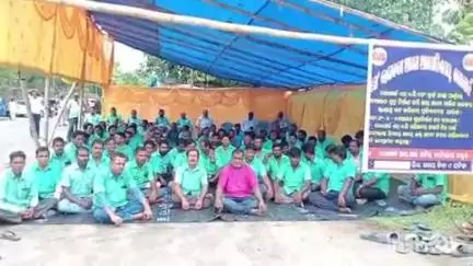କାକଟପୁର: କୋଣାର୍କ ରେ ଅଟୋ ଚଳାଚଳ ବନ୍ଦ, ଦୀର୍ଘ ସମୟ ଆନ୍ଦୋଳନ ଗୋପ ଅତିରିକ୍ତ ତହସିଲଦାର ଙ୍କ କାର୍ଯ୍ୟାଳୟ ସମ୍ମୁଖରେ