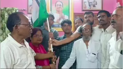 সাগরদিঘি: কাবিলপুরের অঞ্চলের প্রধান রোজিনা বেগম এবার সাগরদিঘীর বিধায়ক বাইরন বিশ্বাস এর হাত ধরে তৃণমূল  কংগ্রেসের যোগদান করলেন