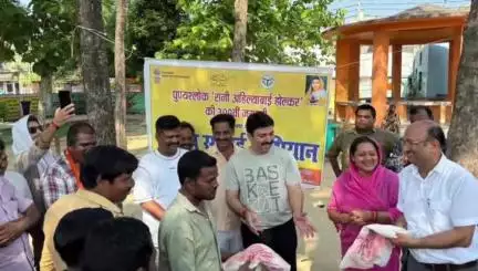 बरहज: देवरिया में स्वच्छता अभियान के जरिए देवी अहिल्याबाई होलकर को दी गई श्रद्धांजलि