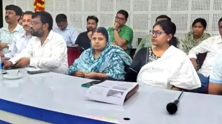 খড়গ্রাম: খড়গ্রাম ব্লকের অফিসে প্রশাসনিক বৈঠকের আয়োজন করা হয়, উপস্থিতি BDO