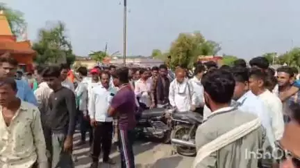 राघोगढ़: राघोगढ़ में खाद न मिलने से परेशान किसानों ने मंडी गेट के बाहर सड़क पर लगाया जाम, मौके पर पहुंची पुलिस #jansamasya