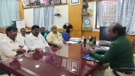 తాడిపత్రి: తాడిపత్రిలోని ప్రజా సమస్యలను పరిష్కరించాలని, వీధిలైట్లు ఏర్పాటు చేయాలని కమీషనర్ శివరామకృష్ణను కోరిన బిజెపి నేతలు