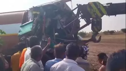 ಕುಕನೂರ: ಎರಡು ಟ್ಯಾಂಕರ್ ಗಳ ನಡುವೆ  ಡಿಕ್ಕಿ ಸಂಭವಿಸಿ  ಚಾಲಕ  ಸಿಕ್ಕಿಕೊಂಡು ಗಂಭೀರ ಗಾಯದಿಂದ  ನರಳಿದ ಘಟನೆ ತಳಕಲ್ಲ ಹತ್ತಿರದ ಹೆದ್ದಾರಿಯಲ್ಲಿ ನಡೆದಿದೆ