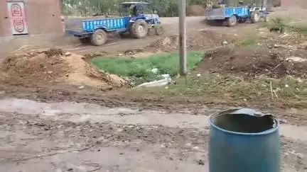 Uganpur ki sadkon ki halat bahut jyada kharab hai sadkon per Gura padha  Hai #pardhan #