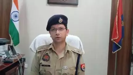 नोएडा:पुलिस व बदमाशों के मध्य हुई मुठभेड़ में 02 बदमाशों के पैर में लगी गोली, घायल व गिरफ्तार।
#noida #news #viral