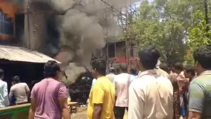 আমতা ২: আমতার জয়পুরে পুরনো হাসপাতাল মোড়ে কাছে একটি দোকানে আগুন ঘটনাস্থলে দমকলের একটি ইঞ্জিন