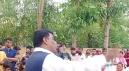 বজালী ভাগ: হাঠিনাপুৰ গাওঁ পঞ্চায়তত মিত্ৰজোঁটৰ প্ৰাৰ্থী হৈ নিৰ্বাচনী প্ৰচাৰ চলায় অগপৰ কেন্দ্ৰীয় সম্পাদক ধৰ্মেশ্বৰ ৰয়ে