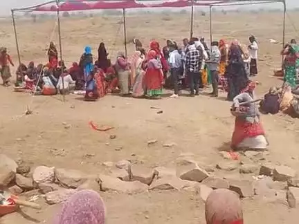 atru me nagar palikao ke logo ke liye koi nahi subidha 
kadi dhup me logo ko bithaya na raha hai