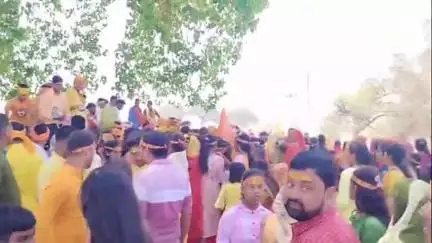 रघुनाथपुर: पजवार गांव में हनुमान मंदिर में प्राण प्रतिष्ठा के लिए कलश यात्रा निकाली गई
