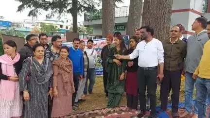 लोहाघाट: नगर लोहाघाट में पेयजल की समस्या से निजात दिलाने के लिए लोग दूसरे दिन भी धरने पर बैठे  #jansamasya