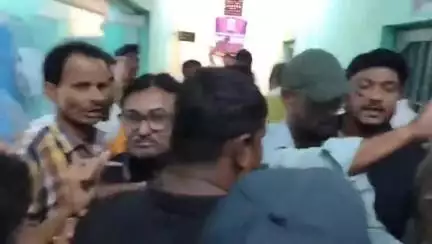 অন্ডাল: তৃণমূল নেতাকে থানায় নিয়ে এসে হেনস্থার অভিযোগ, প্রতিবাদে গ্রামবাসীদের সাথে  তৃণমূলকর্মীরা অন্ডাল থানায় বিক্ষোভ