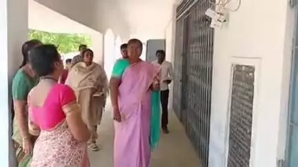 திருச்செங்கோடு: திருச்செங்கோட்டில் அரசினர் பெண்கள் மேல்நிலைப் பள்ளியில் ஆட்சியர் உமா ஆய்வு