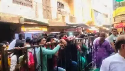 अक्षय तृतीया को ही भगवान बांके बिहारी जी के चरणों के दर्शन होते हैं  देश से पहुंचने वाले लाखों भक्तों की एक झलक