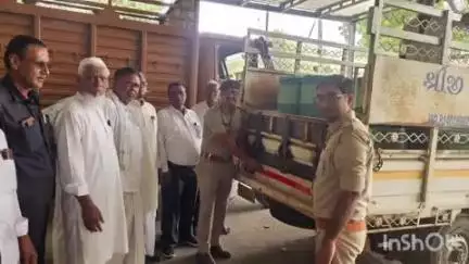 કડાણા: એપીએમસી ખાતે વાહનો ઉપર રેડિયમ રિફ્લેકટર લગાડવાની કામગીરી હાથ ધરાઈ
