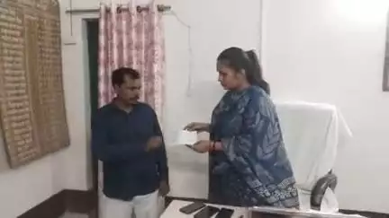 कुदरा सीओ ने अग्निपीड़ित परिवार को दी ₹15000 सहायता राशि का चेक पूर्व में भी कई लोगों को दी गई है सहायता राशि