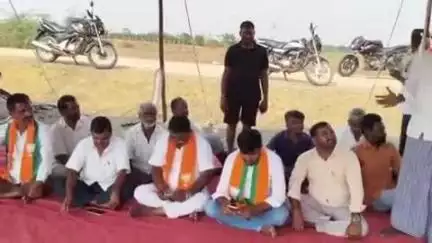 మిడ్జిల్: మిడ్జిల్ మండలం కొత్తపల్లిలోఇసుక అక్రమ రవాణా జరుగుతోందని నిరసిస్తూ  అఖిలపక్షం ఆధ్వర్యంలో వంటా వార్పు