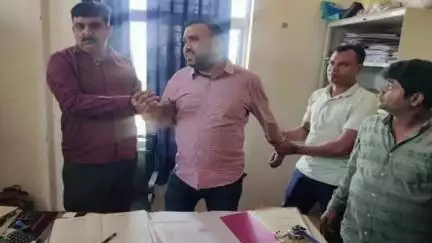 धनवार: खोरीमाहुआ में भूमि सुधार कार्यालय का लिपिक 10 हजार रुपये की रिश्वत लेते गिरफ्तार