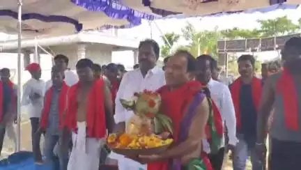మాచారెడ్డి: వాడి గ్రామంలోని వనదుర్గ పెద్దమ్మ కళ్యాణ మహోత్సవ వేడుకలకు హాజరైన కామారెడ్డి ఎమ్మెల్యే రమణారెడ్డి