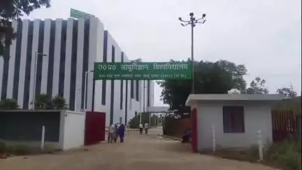 सैफई: सैफई में मुख्यमंत्री द्वारा उद्घाटन किए गए सुपर स्पेशलिटी अस्पताल की छत से टपका पानी, ओपीडी में रखा फर्नीचर भीगा