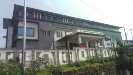வால்பாறை: நெடுங்குன்றம் செட்டில்மெண்ட் பகுதியில் இருசக்கர வாகனத்தில் வந்த இருவரை காட்டெருமை தாக்கி படுகாயம்
