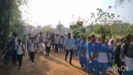 দক্ষিণ শালমাৰা: এপিডিচিএলৰ সঞ্চালক প্ৰধান ড° কাশ্যপ প্ৰকাশে গুমাইঝাৰত  জৰাজীৰ্ণ কাঠৰ দলং পৰিদৰ্শন কৰে