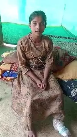 गुरुद्वारा इंटर कॉलेज चोपन में अध्यापक राम सहाय द्वारा कक्षा 8 की छात्र आकांक्षा मौर्य को बाएं पैर में चोट के बावजूदभी