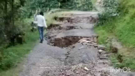 लमगड़ा: नाटाडोल को जोड़ने वाली सड़क लंबे समय से बदहाल, ग्रामीणों ने 04 मई से आमरण अनशन की चेतावनी दी