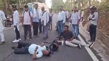 डुमरी: बांसडीह घाटी में डुमरी से ड्यूटी कर लौट रहे जेई-जनसेवक की बाइक और स्कूटी में हुई टक्कर, घायलों को सदर अस्पताल भेजा गया
