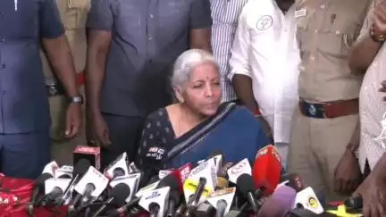 அமைந்தகரை: திமுகவினர் மெசேஜ் மூலம் நன்றி தெரிவிக்கின்றனர் - சாந்தி நகரில் திடீர் பரபரப்பு கிளப்பிய அமைச்சர் நிர்மலா சீதாராமன்