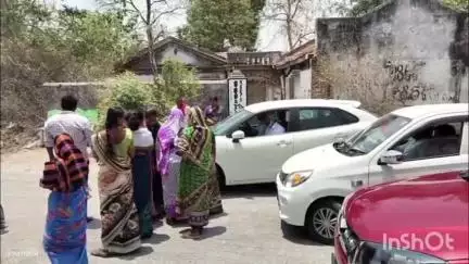 వీణవంక: కోర్కల్ గ్రామంలో ఇందిరమ్మ ఇండ్ల ఎంపికలో అవకతవకలు జరిగాయి ధర్నా నిర్వహించిన గ్రామస్తులు