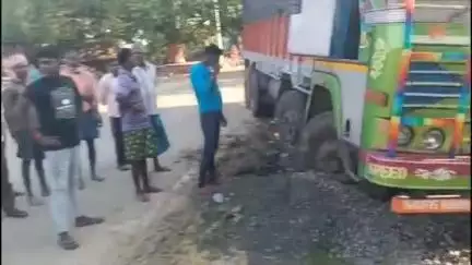 কাটোয়া ২: কুরচি গ্রামে রাস্তার ধারে মাটিতে ধস নেমে হেলে পড়লো লরি পোলের গায়ে, অল্পের জন্য বড়সড়ো দুর্ঘটনা থেকে রক্ষা