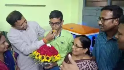 দেশপ্রাণ: মাধ্যমিকে রাজ্যে চতুর্থ কাঁথি মডেল ইনস্টিটিউশানে ছাত্র সুপ্রতীক মান্না আজ তাকে শুভেচ্ছা জানালো পৌরসভার পৌরপ্রধান