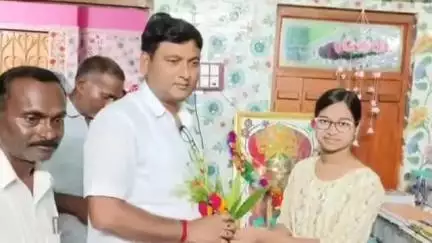 ভগবানপুর ১: বলাইবাড় গ্রামের পুনম মন্ডল মাধ্যমিক পরীক্ষায় ব্লকের প্রথম স্থান দখল করে,তাকে শুভেচ্ছা জানান পঞ্চায়েত সমিতির সভাপতি