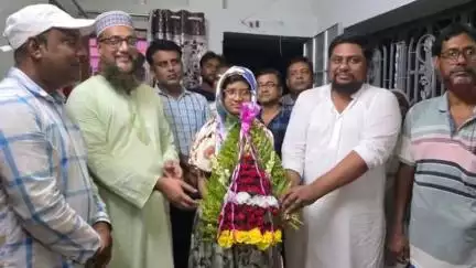 জাঙ্গিপাড়া: মাধ্যমিক পরীক্ষায় নবম স্থান অধিকারী জাঙ্গিপাড়ার বালিকা বিদ্যালয়ের ছাত্রী তানাজ সুলতানাকে সংবর্ধনা প্রদান