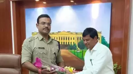 খড়গ্রাম: নতুন পুলিশ সুপার কুমার সানি রাজকে সম্বর্ধনা দিলেন খরগ্রামের বিধায়ক