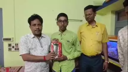 পটাশপুর ২: কাঁথির মডেল ইনস্টিটিউসানের ছাত্র সুপ্রতীক মান্না কে সম্বর্ধনা দিল পটাশপুরের বিধায়ক উত্তম বারিক