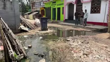 मधेपुरा: मधेपुरा नगर परिषद के दावे खोखले, वार्ड 13 में सड़क पर नाले का पानी जमा