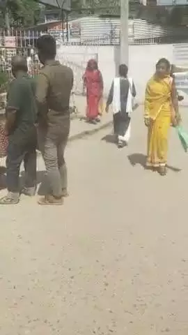 आधार कार्ड बनवाने तथा सुधार करने को लेकर   पोस्ट ऑफिस में लोगों की भीड़ लग रहा है