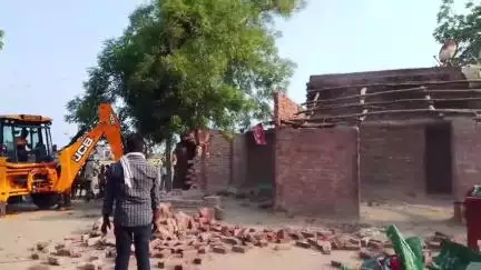 उमरी तालुका पूर्व करमा करछना प्रयागराज उमरी गांव में तालब में घर था इस लिए घरों को गिराया जा रहा हैं
