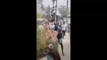 अम्बाला: जलबेड़ा गांव में एक बुजुर्ग दम्पत्ति से दुर्व्यवहार का वीडियो हुआ वायरल ,लात से वार करता हुआ नजर आया युवक
#वायरल वीडियो