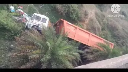 करतला: तेज रफ्तार ट्रेलर पुल से नीचे गिरी, हादसे से फैली सनसनी, कुदुरमाल गांव के पास हुआ हादसा